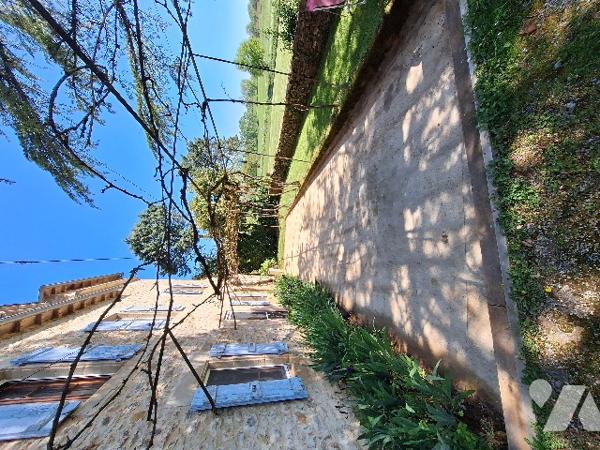 Ensemble immobilier à Savignac, maison en pierres rénovée et bâtiments annexes sur grand terrain