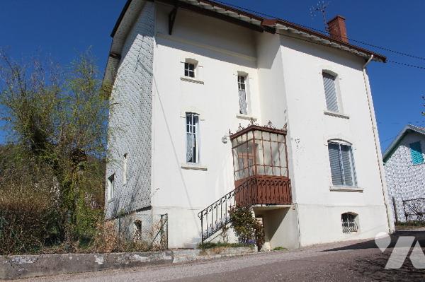 Maison ancienne de caractère à rénover complétement sur un terrain de 536m² avec garage attenant