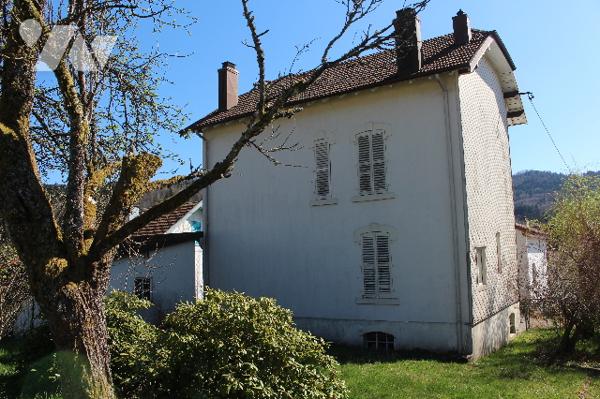 Maison ancienne de caractère à rénover complétement sur un terrain de 536m² avec garage attenant