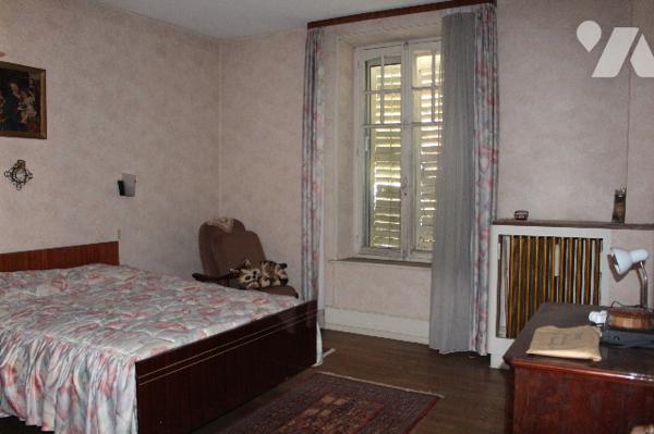 Maison ancienne de caractère à rénover complétement sur un terrain de 536m² avec garage attenant