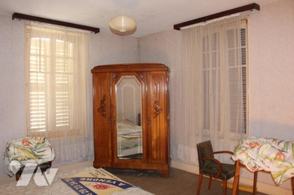 Maison ancienne de caractère à rénover complétement sur un terrain de 536m² avec garage attenant