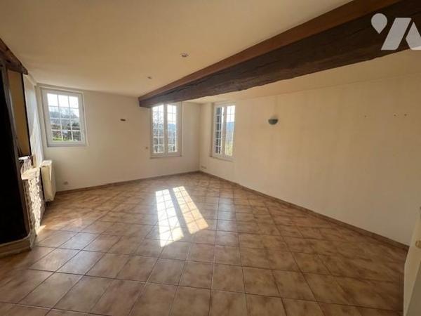 ORBEC PROCHE CENTRE VILLE MAISON COLOMBAGES BEL ENVIRONNEMENT BEAUX VOLUMES