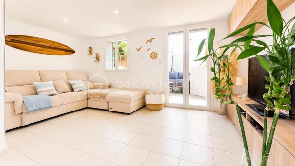 Au cœur d'une résidence sécurisée avec piscine particulièrement appréciée pour son cadre de vie paisible, découvrez cette maison familiale d'environ 100 m² alliant confort, fonctionnalité et performance énergétique.

L'un de ses principaux atouts ? Son excellente performance énergétique avec un DPE classé A, un véritable gage d'économies au quotidien. La maison est notamment équipée d'un chauffe-eau solaire permettant de réduire significativement les consommations énergétiques du foyer.

Dès l'entrée, vous découvrirez une agréable pièce de vie lumineuse composée d'un salon-séjour ouvert sur une cuisine aménagée et équipée. L'ensemble offre un espace convivial parfaitement adapté à la vie de famille.

Le rez-de-chaussée accueille également une buanderie, un WC indépendant ainsi que plusieurs espaces de rangement.

À l'étage, vous profiterez de trois chambres, d'un espace nuit supplémentaire pouvant faire office de bureau ou de chambre d'appoint, d'une salle de bain moderne avec douche et baignoire, et d'un second WC indépendant.

Pour un confort optimal en toute saison, la maison dispose également de la climatisation réversible et de menuiseries en double vitrage.

Implantée sur un terrain d'environ 200 m², elle bénéficie d'un extérieur facile d'entretien ainsi que d'un garage privatif.

La résidence séduit par son environnement sécurisé, sa piscine réservée aux résidents et ses faibles charges d'ASL d'environ 150 € par trimestre, un montant particulièrement attractif pour les prestations proposées.

Les points forts :

* DPE A
* Chauffe-eau solaire 
* Climatisation réversible
* Garage
* 3 chambres + espace bureau ou coin nuit
* Terrain d'environ 200 m²
* Résidence sécurisée avec piscine
* Charges d'ASL : seulement 150 € par trimestre
* Faibles consommations énergétiques

Une maison idéale pour les familles recherchant un cadre de vie serein, des charges maîtrisées et un logement économe en énergie dans le secteur recherché du Castellet. AUCUN TRAVAUX A PREVOIR.