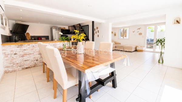 Au cœur d'une résidence sécurisée avec piscine particulièrement appréciée pour son cadre de vie paisible, découvrez cette maison familiale d'environ 100 m² alliant confort, fonctionnalité et performance énergétique.

L'un de ses principaux atouts ? Son excellente performance énergétique avec un DPE classé A, un véritable gage d'économies au quotidien. La maison est notamment équipée d'un chauffe-eau solaire permettant de réduire significativement les consommations énergétiques du foyer.

Dès l'entrée, vous découvrirez une agréable pièce de vie lumineuse composée d'un salon-séjour ouvert sur une cuisine aménagée et équipée. L'ensemble offre un espace convivial parfaitement adapté à la vie de famille.

Le rez-de-chaussée accueille également une buanderie, un WC indépendant ainsi que plusieurs espaces de rangement.

À l'étage, vous profiterez de trois chambres, d'un espace nuit supplémentaire pouvant faire office de bureau ou de chambre d'appoint, d'une salle de bain moderne avec douche et baignoire, et d'un second WC indépendant.

Pour un confort optimal en toute saison, la maison dispose également de la climatisation réversible et de menuiseries en double vitrage.

Implantée sur un terrain d'environ 200 m², elle bénéficie d'un extérieur facile d'entretien ainsi que d'un garage privatif.

La résidence séduit par son environnement sécurisé, sa piscine réservée aux résidents et ses faibles charges d'ASL d'environ 150 € par trimestre, un montant particulièrement attractif pour les prestations proposées.

Les points forts :

* DPE A
* Chauffe-eau solaire 
* Climatisation réversible
* Garage
* 3 chambres + espace bureau ou coin nuit
* Terrain d'environ 200 m²
* Résidence sécurisée avec piscine
* Charges d'ASL : seulement 150 € par trimestre
* Faibles consommations énergétiques

Une maison idéale pour les familles recherchant un cadre de vie serein, des charges maîtrisées et un logement économe en énergie dans le secteur recherché du Castellet. AUCUN TRAVAUX A PREVOIR.