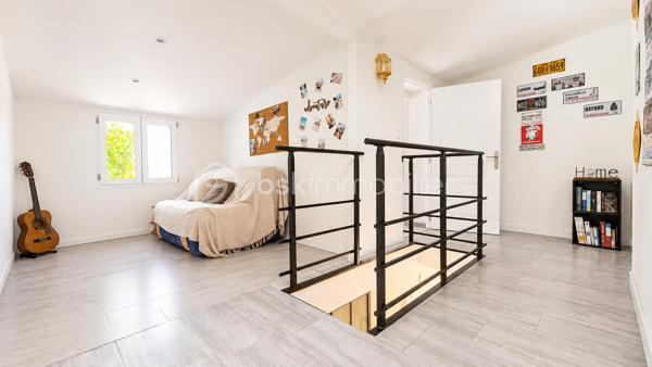 Au cœur d'une résidence sécurisée avec piscine particulièrement appréciée pour son cadre de vie paisible, découvrez cette maison familiale d'environ 100 m² alliant confort, fonctionnalité et performance énergétique.

L'un de ses principaux atouts ? Son excellente performance énergétique avec un DPE classé A, un véritable gage d'économies au quotidien. La maison est notamment équipée d'un chauffe-eau solaire permettant de réduire significativement les consommations énergétiques du foyer.

Dès l'entrée, vous découvrirez une agréable pièce de vie lumineuse composée d'un salon-séjour ouvert sur une cuisine aménagée et équipée. L'ensemble offre un espace convivial parfaitement adapté à la vie de famille.

Le rez-de-chaussée accueille également une buanderie, un WC indépendant ainsi que plusieurs espaces de rangement.

À l'étage, vous profiterez de trois chambres, d'un espace nuit supplémentaire pouvant faire office de bureau ou de chambre d'appoint, d'une salle de bain moderne avec douche et baignoire, et d'un second WC indépendant.

Pour un confort optimal en toute saison, la maison dispose également de la climatisation réversible et de menuiseries en double vitrage.

Implantée sur un terrain d'environ 200 m², elle bénéficie d'un extérieur facile d'entretien ainsi que d'un garage privatif.

La résidence séduit par son environnement sécurisé, sa piscine réservée aux résidents et ses faibles charges d'ASL d'environ 150 € par trimestre, un montant particulièrement attractif pour les prestations proposées.

Les points forts :

* DPE A
* Chauffe-eau solaire 
* Climatisation réversible
* Garage
* 3 chambres + espace bureau ou coin nuit
* Terrain d'environ 200 m²
* Résidence sécurisée avec piscine
* Charges d'ASL : seulement 150 € par trimestre
* Faibles consommations énergétiques

Une maison idéale pour les familles recherchant un cadre de vie serein, des charges maîtrisées et un logement économe en énergie dans le secteur recherché du Castellet. AUCUN TRAVAUX A PREVOIR.