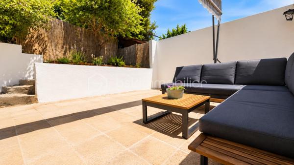 Au cœur d'une résidence sécurisée avec piscine particulièrement appréciée pour son cadre de vie paisible, découvrez cette maison familiale d'environ 100 m² alliant confort, fonctionnalité et performance énergétique.

L'un de ses principaux atouts ? Son excellente performance énergétique avec un DPE classé A, un véritable gage d'économies au quotidien. La maison est notamment équipée d'un chauffe-eau solaire permettant de réduire significativement les consommations énergétiques du foyer.

Dès l'entrée, vous découvrirez une agréable pièce de vie lumineuse composée d'un salon-séjour ouvert sur une cuisine aménagée et équipée. L'ensemble offre un espace convivial parfaitement adapté à la vie de famille.

Le rez-de-chaussée accueille également une buanderie, un WC indépendant ainsi que plusieurs espaces de rangement.

À l'étage, vous profiterez de trois chambres, d'un espace nuit supplémentaire pouvant faire office de bureau ou de chambre d'appoint, d'une salle de bain moderne avec douche et baignoire, et d'un second WC indépendant.

Pour un confort optimal en toute saison, la maison dispose également de la climatisation réversible et de menuiseries en double vitrage.

Implantée sur un terrain d'environ 200 m², elle bénéficie d'un extérieur facile d'entretien ainsi que d'un garage privatif.

La résidence séduit par son environnement sécurisé, sa piscine réservée aux résidents et ses faibles charges d'ASL d'environ 150 € par trimestre, un montant particulièrement attractif pour les prestations proposées.

Les points forts :

* DPE A
* Chauffe-eau solaire 
* Climatisation réversible
* Garage
* 3 chambres + espace bureau ou coin nuit
* Terrain d'environ 200 m²
* Résidence sécurisée avec piscine
* Charges d'ASL : seulement 150 € par trimestre
* Faibles consommations énergétiques

Une maison idéale pour les familles recherchant un cadre de vie serein, des charges maîtrisées et un logement économe en énergie dans le secteur recherché du Castellet. AUCUN TRAVAUX A PREVOIR.