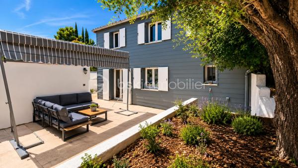Au cœur d'une résidence sécurisée avec piscine particulièrement appréciée pour son cadre de vie paisible, découvrez cette maison familiale d'environ 100 m² alliant confort, fonctionnalité et performance énergétique.

L'un de ses principaux atouts ? Son excellente performance énergétique avec un DPE classé A, un véritable gage d'économies au quotidien. La maison est notamment équipée d'un chauffe-eau solaire permettant de réduire significativement les consommations énergétiques du foyer.

Dès l'entrée, vous découvrirez une agréable pièce de vie lumineuse composée d'un salon-séjour ouvert sur une cuisine aménagée et équipée. L'ensemble offre un espace convivial parfaitement adapté à la vie de famille.

Le rez-de-chaussée accueille également une buanderie, un WC indépendant ainsi que plusieurs espaces de rangement.

À l'étage, vous profiterez de trois chambres, d'un espace nuit supplémentaire pouvant faire office de bureau ou de chambre d'appoint, d'une salle de bain moderne avec douche et baignoire, et d'un second WC indépendant.

Pour un confort optimal en toute saison, la maison dispose également de la climatisation réversible et de menuiseries en double vitrage.

Implantée sur un terrain d'environ 200 m², elle bénéficie d'un extérieur facile d'entretien ainsi que d'un garage privatif.

La résidence séduit par son environnement sécurisé, sa piscine réservée aux résidents et ses faibles charges d'ASL d'environ 150 € par trimestre, un montant particulièrement attractif pour les prestations proposées.

Les points forts :

* DPE A
* Chauffe-eau solaire 
* Climatisation réversible
* Garage
* 3 chambres + espace bureau ou coin nuit
* Terrain d'environ 200 m²
* Résidence sécurisée avec piscine
* Charges d'ASL : seulement 150 € par trimestre
* Faibles consommations énergétiques

Une maison idéale pour les familles recherchant un cadre de vie serein, des charges maîtrisées et un logement économe en énergie dans le secteur recherché du Castellet. AUCUN TRAVAUX A PREVOIR.