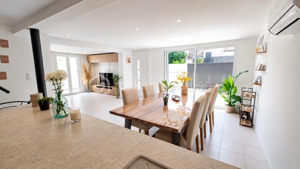 Au cœur d'une résidence sécurisée avec piscine particulièrement appréciée pour son cadre de vie paisible, découvrez cette maison familiale d'environ 100 m² alliant confort, fonctionnalité et performance énergétique.

L'un de ses principaux atouts ? Son excellente performance énergétique avec un DPE classé A, un véritable gage d'économies au quotidien. La maison est notamment équipée d'un chauffe-eau solaire permettant de réduire significativement les consommations énergétiques du foyer.

Dès l'entrée, vous découvrirez une agréable pièce de vie lumineuse composée d'un salon-séjour ouvert sur une cuisine aménagée et équipée. L'ensemble offre un espace convivial parfaitement adapté à la vie de famille.

Le rez-de-chaussée accueille également une buanderie, un WC indépendant ainsi que plusieurs espaces de rangement.

À l'étage, vous profiterez de trois chambres, d'un espace nuit supplémentaire pouvant faire office de bureau ou de chambre d'appoint, d'une salle de bain moderne avec douche et baignoire, et d'un second WC indépendant.

Pour un confort optimal en toute saison, la maison dispose également de la climatisation réversible et de menuiseries en double vitrage.

Implantée sur un terrain d'environ 200 m², elle bénéficie d'un extérieur facile d'entretien ainsi que d'un garage privatif.

La résidence séduit par son environnement sécurisé, sa piscine réservée aux résidents et ses faibles charges d'ASL d'environ 150 € par trimestre, un montant particulièrement attractif pour les prestations proposées.

Les points forts :

* DPE A
* Chauffe-eau solaire 
* Climatisation réversible
* Garage
* 3 chambres + espace bureau ou coin nuit
* Terrain d'environ 200 m²
* Résidence sécurisée avec piscine
* Charges d'ASL : seulement 150 € par trimestre
* Faibles consommations énergétiques

Une maison idéale pour les familles recherchant un cadre de vie serein, des charges maîtrisées et un logement économe en énergie dans le secteur recherché du Castellet. AUCUN TRAVAUX A PREVOIR.