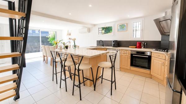 Au cœur d'une résidence sécurisée avec piscine particulièrement appréciée pour son cadre de vie paisible, découvrez cette maison familiale d'environ 100 m² alliant confort, fonctionnalité et performance énergétique.

L'un de ses principaux atouts ? Son excellente performance énergétique avec un DPE classé A, un véritable gage d'économies au quotidien. La maison est notamment équipée d'un chauffe-eau solaire permettant de réduire significativement les consommations énergétiques du foyer.

Dès l'entrée, vous découvrirez une agréable pièce de vie lumineuse composée d'un salon-séjour ouvert sur une cuisine aménagée et équipée. L'ensemble offre un espace convivial parfaitement adapté à la vie de famille.

Le rez-de-chaussée accueille également une buanderie, un WC indépendant ainsi que plusieurs espaces de rangement.

À l'étage, vous profiterez de trois chambres, d'un espace nuit supplémentaire pouvant faire office de bureau ou de chambre d'appoint, d'une salle de bain moderne avec douche et baignoire, et d'un second WC indépendant.

Pour un confort optimal en toute saison, la maison dispose également de la climatisation réversible et de menuiseries en double vitrage.

Implantée sur un terrain d'environ 200 m², elle bénéficie d'un extérieur facile d'entretien ainsi que d'un garage privatif.

La résidence séduit par son environnement sécurisé, sa piscine réservée aux résidents et ses faibles charges d'ASL d'environ 150 € par trimestre, un montant particulièrement attractif pour les prestations proposées.

Les points forts :

* DPE A
* Chauffe-eau solaire 
* Climatisation réversible
* Garage
* 3 chambres + espace bureau ou coin nuit
* Terrain d'environ 200 m²
* Résidence sécurisée avec piscine
* Charges d'ASL : seulement 150 € par trimestre
* Faibles consommations énergétiques

Une maison idéale pour les familles recherchant un cadre de vie serein, des charges maîtrisées et un logement économe en énergie dans le secteur recherché du Castellet. AUCUN TRAVAUX A PREVOIR.