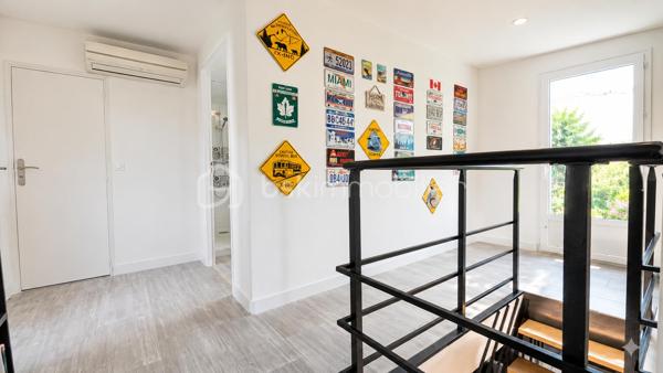 Au cœur d'une résidence sécurisée avec piscine particulièrement appréciée pour son cadre de vie paisible, découvrez cette maison familiale d'environ 100 m² alliant confort, fonctionnalité et performance énergétique.

L'un de ses principaux atouts ? Son excellente performance énergétique avec un DPE classé A, un véritable gage d'économies au quotidien. La maison est notamment équipée d'un chauffe-eau solaire permettant de réduire significativement les consommations énergétiques du foyer.

Dès l'entrée, vous découvrirez une agréable pièce de vie lumineuse composée d'un salon-séjour ouvert sur une cuisine aménagée et équipée. L'ensemble offre un espace convivial parfaitement adapté à la vie de famille.

Le rez-de-chaussée accueille également une buanderie, un WC indépendant ainsi que plusieurs espaces de rangement.

À l'étage, vous profiterez de trois chambres, d'un espace nuit supplémentaire pouvant faire office de bureau ou de chambre d'appoint, d'une salle de bain moderne avec douche et baignoire, et d'un second WC indépendant.

Pour un confort optimal en toute saison, la maison dispose également de la climatisation réversible et de menuiseries en double vitrage.

Implantée sur un terrain d'environ 200 m², elle bénéficie d'un extérieur facile d'entretien ainsi que d'un garage privatif.

La résidence séduit par son environnement sécurisé, sa piscine réservée aux résidents et ses faibles charges d'ASL d'environ 150 € par trimestre, un montant particulièrement attractif pour les prestations proposées.

Les points forts :

* DPE A
* Chauffe-eau solaire 
* Climatisation réversible
* Garage
* 3 chambres + espace bureau ou coin nuit
* Terrain d'environ 200 m²
* Résidence sécurisée avec piscine
* Charges d'ASL : seulement 150 € par trimestre
* Faibles consommations énergétiques

Une maison idéale pour les familles recherchant un cadre de vie serein, des charges maîtrisées et un logement économe en énergie dans le secteur recherché du Castellet. AUCUN TRAVAUX A PREVOIR.