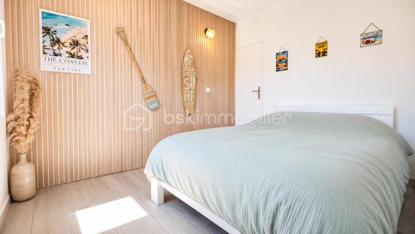 Au cœur d'une résidence sécurisée avec piscine particulièrement appréciée pour son cadre de vie paisible, découvrez cette maison familiale d'environ 100 m² alliant confort, fonctionnalité et performance énergétique.

L'un de ses principaux atouts ? Son excellente performance énergétique avec un DPE classé A, un véritable gage d'économies au quotidien. La maison est notamment équipée d'un chauffe-eau solaire permettant de réduire significativement les consommations énergétiques du foyer.

Dès l'entrée, vous découvrirez une agréable pièce de vie lumineuse composée d'un salon-séjour ouvert sur une cuisine aménagée et équipée. L'ensemble offre un espace convivial parfaitement adapté à la vie de famille.

Le rez-de-chaussée accueille également une buanderie, un WC indépendant ainsi que plusieurs espaces de rangement.

À l'étage, vous profiterez de trois chambres, d'un espace nuit supplémentaire pouvant faire office de bureau ou de chambre d'appoint, d'une salle de bain moderne avec douche et baignoire, et d'un second WC indépendant.

Pour un confort optimal en toute saison, la maison dispose également de la climatisation réversible et de menuiseries en double vitrage.

Implantée sur un terrain d'environ 200 m², elle bénéficie d'un extérieur facile d'entretien ainsi que d'un garage privatif.

La résidence séduit par son environnement sécurisé, sa piscine réservée aux résidents et ses faibles charges d'ASL d'environ 150 € par trimestre, un montant particulièrement attractif pour les prestations proposées.

Les points forts :

* DPE A
* Chauffe-eau solaire 
* Climatisation réversible
* Garage
* 3 chambres + espace bureau ou coin nuit
* Terrain d'environ 200 m²
* Résidence sécurisée avec piscine
* Charges d'ASL : seulement 150 € par trimestre
* Faibles consommations énergétiques

Une maison idéale pour les familles recherchant un cadre de vie serein, des charges maîtrisées et un logement économe en énergie dans le secteur recherché du Castellet. AUCUN TRAVAUX A PREVOIR.