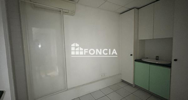Location Local commercial 4 pièces 65 m² - Bagnols-sur-cèze 30200
