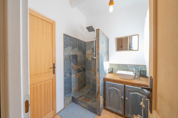 Plain-pied de charme avec patio d’artiste et piscine