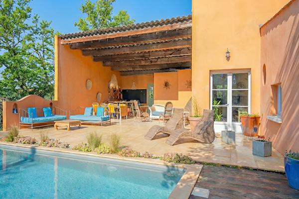 Plain-pied de charme avec patio d’artiste et piscine