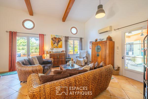 Plain-pied de charme avec patio d’artiste et piscine