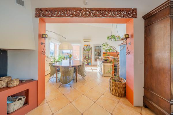 Plain-pied de charme avec patio d’artiste et piscine