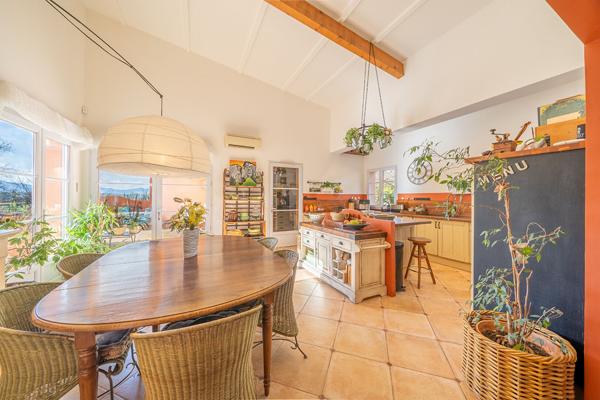 Plain-pied de charme avec patio d’artiste et piscine