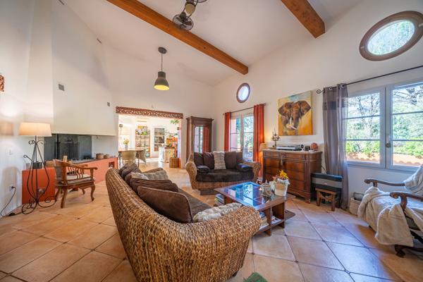 Plain-pied de charme avec patio d’artiste et piscine