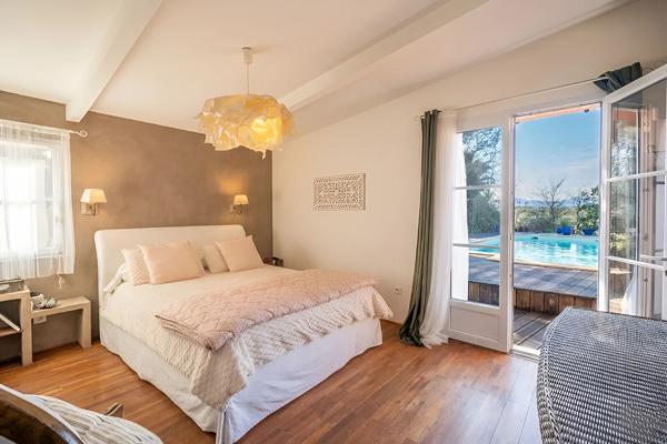 Plain-pied de charme avec patio d’artiste et piscine