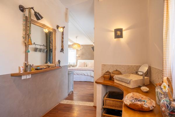 Plain-pied de charme avec patio d’artiste et piscine