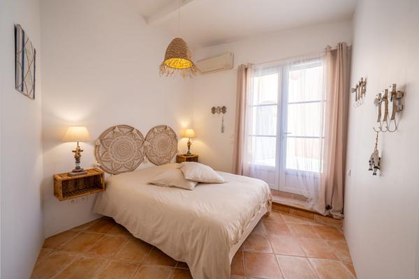 Plain-pied de charme avec patio d’artiste et piscine