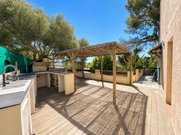 Maison
         4 pièces
        - 120 m² Bien prestige 447 000 € *