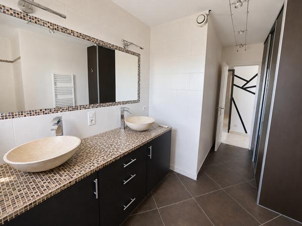 Maison
         4 pièces
        - 120 m² Bien prestige 447 000 € *