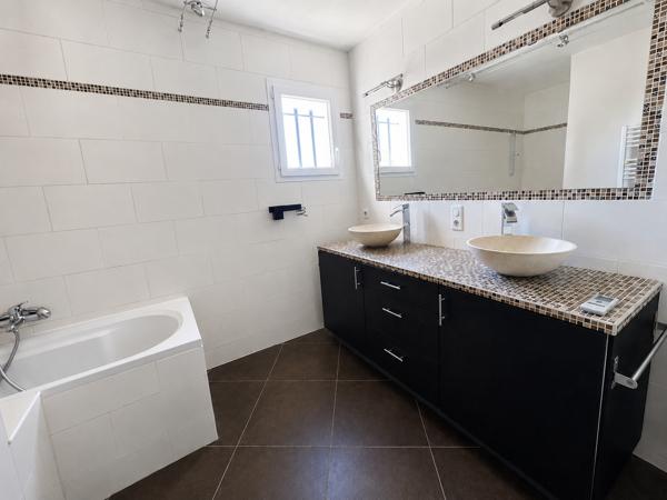 Maison
         4 pièces
        - 120 m² Bien prestige 447 000 € *