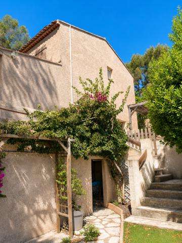 Maison
         4 pièces
        - 120 m² Bien prestige 447 000 € *