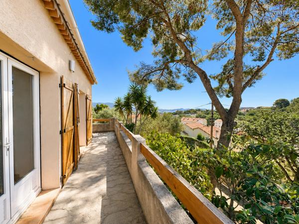 Maison
         4 pièces
        - 120 m² Bien prestige 447 000 € *