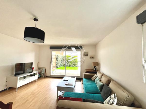 MOCQUARD Immobilier vous propose en exclusivité, cet appartement situé à seulement 10mn à pied des commerces.