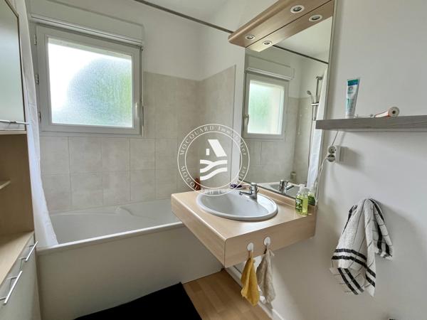 MOCQUARD Immobilier vous propose en exclusivité, cet appartement situé à seulement 10mn à pied des commerces.