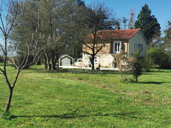 Maison lumineuse avec piscine et 5 suites, au calme de la campagne.