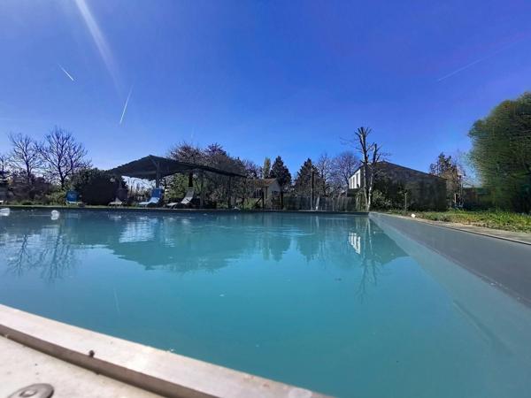 Maison lumineuse avec piscine et 5 suites, au calme de la campagne.
