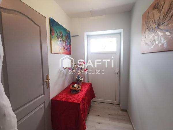 Maison lumineuse avec piscine et 5 suites, au calme de la campagne.