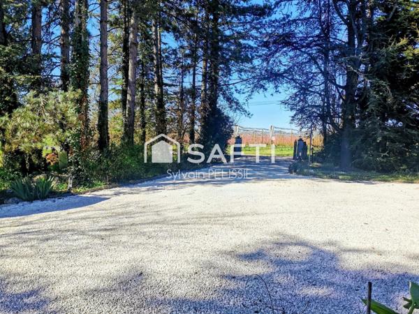 Maison lumineuse avec piscine et 5 suites, au calme de la campagne.