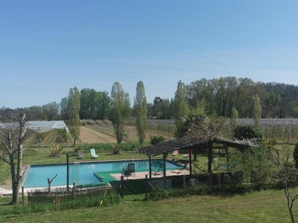 Maison lumineuse avec piscine et 5 suites, au calme de la campagne.