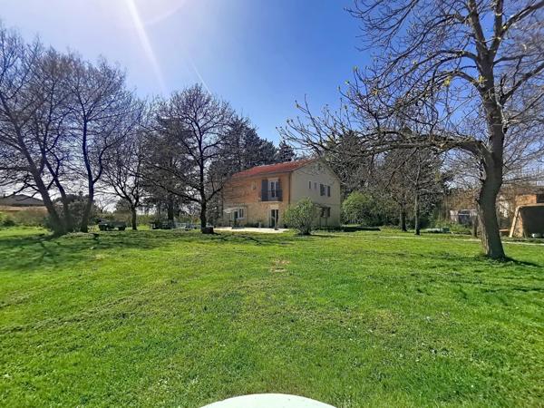 Maison lumineuse avec piscine et 5 suites, au calme de la campagne.
