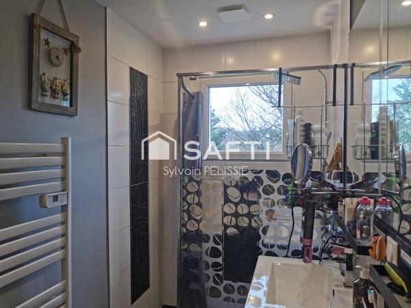 Maison lumineuse avec piscine et 5 suites, au calme de la campagne.