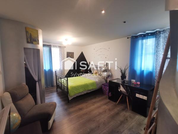 Maison lumineuse avec piscine et 5 suites, au calme de la campagne.