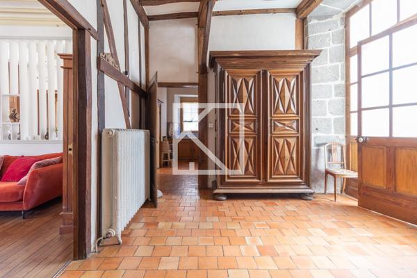 ANCIEN PRIEURÉ DE CARACTÈRE AVEC ANNEXES ET JARDIN