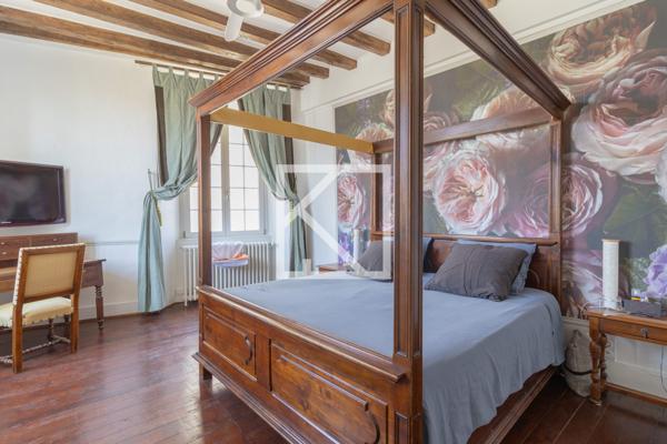 ANCIEN PRIEURÉ DE CARACTÈRE AVEC ANNEXES ET JARDIN