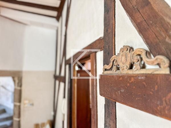 ANCIEN PRIEURÉ DE CARACTÈRE AVEC ANNEXES ET JARDIN