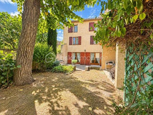 EXCLUSIVITE : Au cœur du centre-ville d’Espéraza, autour d'une placette privée, découvrez cette maison de ville mitoyenne d’environ 176 m², répartie sur plusieurs niveaux, offrant de beaux volumes et un agréable espace extérieur : terrasse carrelée, jardin clos et arboré.
Cette maison traversante, très bien entretenue, et lumineuse bénéficie d’un environnement pratique tout en offrant un extérieur agréable et intimiste.  
La maison se compose de : 5 chambres - bureau - salon/salle à manger avec cheminée ouverte - Cuisine équipée.
+ 1 salle d’eau avec WC - 1 salle de bain avec WC - 1 toilette indépendant + cellier au rez de chaussée - garage
Le plus : Grenier aménagé en bibliothèque : un espace optimisé et propre.
Assainissement collectif.- Taxe foncière : 1 900 €/an.
Une maison familiale offrant de nombreuses possibilités d’aménagement. Si ce n'est à mettre au gout du jour, habitable tel quel , possibilité de garder les meubles.
A visiter sans tarder !