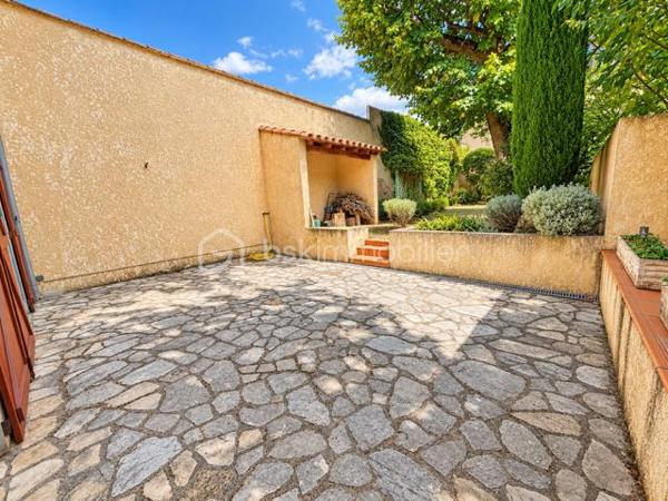 EXCLUSIVITE : Au cœur du centre-ville d’Espéraza, autour d'une placette privée, découvrez cette maison de ville mitoyenne d’environ 176 m², répartie sur plusieurs niveaux, offrant de beaux volumes et un agréable espace extérieur : terrasse carrelée, jardin clos et arboré.
Cette maison traversante, très bien entretenue, et lumineuse bénéficie d’un environnement pratique tout en offrant un extérieur agréable et intimiste.  
La maison se compose de : 5 chambres - bureau - salon/salle à manger avec cheminée ouverte - Cuisine équipée.
+ 1 salle d’eau avec WC - 1 salle de bain avec WC - 1 toilette indépendant + cellier au rez de chaussée - garage
Le plus : Grenier aménagé en bibliothèque : un espace optimisé et propre.
Assainissement collectif.- Taxe foncière : 1 900 €/an.
Une maison familiale offrant de nombreuses possibilités d’aménagement. Si ce n'est à mettre au gout du jour, habitable tel quel , possibilité de garder les meubles.
A visiter sans tarder !