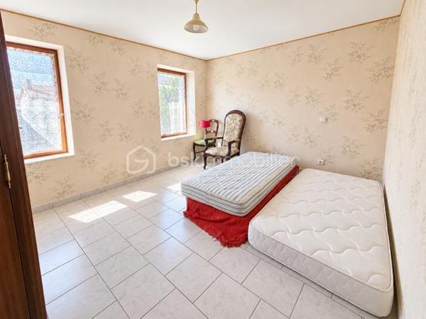 EXCLUSIVITE : Au cœur du centre-ville d’Espéraza, autour d'une placette privée, découvrez cette maison de ville mitoyenne d’environ 176 m², répartie sur plusieurs niveaux, offrant de beaux volumes et un agréable espace extérieur : terrasse carrelée, jardin clos et arboré.
Cette maison traversante, très bien entretenue, et lumineuse bénéficie d’un environnement pratique tout en offrant un extérieur agréable et intimiste.  
La maison se compose de : 5 chambres - bureau - salon/salle à manger avec cheminée ouverte - Cuisine équipée.
+ 1 salle d’eau avec WC - 1 salle de bain avec WC - 1 toilette indépendant + cellier au rez de chaussée - garage
Le plus : Grenier aménagé en bibliothèque : un espace optimisé et propre.
Assainissement collectif.- Taxe foncière : 1 900 €/an.
Une maison familiale offrant de nombreuses possibilités d’aménagement. Si ce n'est à mettre au gout du jour, habitable tel quel , possibilité de garder les meubles.
A visiter sans tarder !