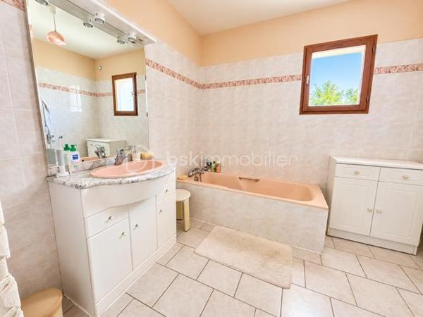EXCLUSIVITE : Au cœur du centre-ville d’Espéraza, autour d'une placette privée, découvrez cette maison de ville mitoyenne d’environ 176 m², répartie sur plusieurs niveaux, offrant de beaux volumes et un agréable espace extérieur : terrasse carrelée, jardin clos et arboré.
Cette maison traversante, très bien entretenue, et lumineuse bénéficie d’un environnement pratique tout en offrant un extérieur agréable et intimiste.  
La maison se compose de : 5 chambres - bureau - salon/salle à manger avec cheminée ouverte - Cuisine équipée.
+ 1 salle d’eau avec WC - 1 salle de bain avec WC - 1 toilette indépendant + cellier au rez de chaussée - garage
Le plus : Grenier aménagé en bibliothèque : un espace optimisé et propre.
Assainissement collectif.- Taxe foncière : 1 900 €/an.
Une maison familiale offrant de nombreuses possibilités d’aménagement. Si ce n'est à mettre au gout du jour, habitable tel quel , possibilité de garder les meubles.
A visiter sans tarder !