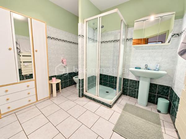 EXCLUSIVITE : Au cœur du centre-ville d’Espéraza, autour d'une placette privée, découvrez cette maison de ville mitoyenne d’environ 176 m², répartie sur plusieurs niveaux, offrant de beaux volumes et un agréable espace extérieur : terrasse carrelée, jardin clos et arboré.
Cette maison traversante, très bien entretenue, et lumineuse bénéficie d’un environnement pratique tout en offrant un extérieur agréable et intimiste.  
La maison se compose de : 5 chambres - bureau - salon/salle à manger avec cheminée ouverte - Cuisine équipée.
+ 1 salle d’eau avec WC - 1 salle de bain avec WC - 1 toilette indépendant + cellier au rez de chaussée - garage
Le plus : Grenier aménagé en bibliothèque : un espace optimisé et propre.
Assainissement collectif.- Taxe foncière : 1 900 €/an.
Une maison familiale offrant de nombreuses possibilités d’aménagement. Si ce n'est à mettre au gout du jour, habitable tel quel , possibilité de garder les meubles.
A visiter sans tarder !