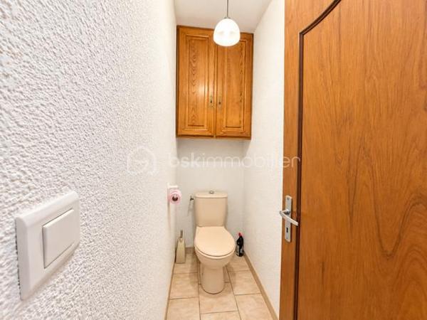 EXCLUSIVITE : Au cœur du centre-ville d’Espéraza, autour d'une placette privée, découvrez cette maison de ville mitoyenne d’environ 176 m², répartie sur plusieurs niveaux, offrant de beaux volumes et un agréable espace extérieur : terrasse carrelée, jardin clos et arboré.
Cette maison traversante, très bien entretenue, et lumineuse bénéficie d’un environnement pratique tout en offrant un extérieur agréable et intimiste.  
La maison se compose de : 5 chambres - bureau - salon/salle à manger avec cheminée ouverte - Cuisine équipée.
+ 1 salle d’eau avec WC - 1 salle de bain avec WC - 1 toilette indépendant + cellier au rez de chaussée - garage
Le plus : Grenier aménagé en bibliothèque : un espace optimisé et propre.
Assainissement collectif.- Taxe foncière : 1 900 €/an.
Une maison familiale offrant de nombreuses possibilités d’aménagement. Si ce n'est à mettre au gout du jour, habitable tel quel , possibilité de garder les meubles.
A visiter sans tarder !