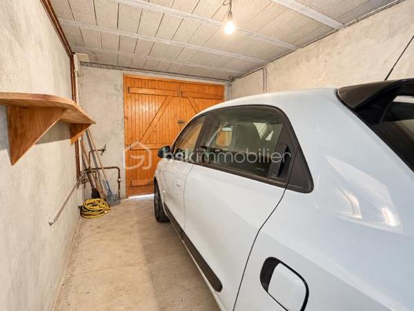EXCLUSIVITE : Au cœur du centre-ville d’Espéraza, autour d'une placette privée, découvrez cette maison de ville mitoyenne d’environ 176 m², répartie sur plusieurs niveaux, offrant de beaux volumes et un agréable espace extérieur : terrasse carrelée, jardin clos et arboré.
Cette maison traversante, très bien entretenue, et lumineuse bénéficie d’un environnement pratique tout en offrant un extérieur agréable et intimiste.  
La maison se compose de : 5 chambres - bureau - salon/salle à manger avec cheminée ouverte - Cuisine équipée.
+ 1 salle d’eau avec WC - 1 salle de bain avec WC - 1 toilette indépendant + cellier au rez de chaussée - garage
Le plus : Grenier aménagé en bibliothèque : un espace optimisé et propre.
Assainissement collectif.- Taxe foncière : 1 900 €/an.
Une maison familiale offrant de nombreuses possibilités d’aménagement. Si ce n'est à mettre au gout du jour, habitable tel quel , possibilité de garder les meubles.
A visiter sans tarder !